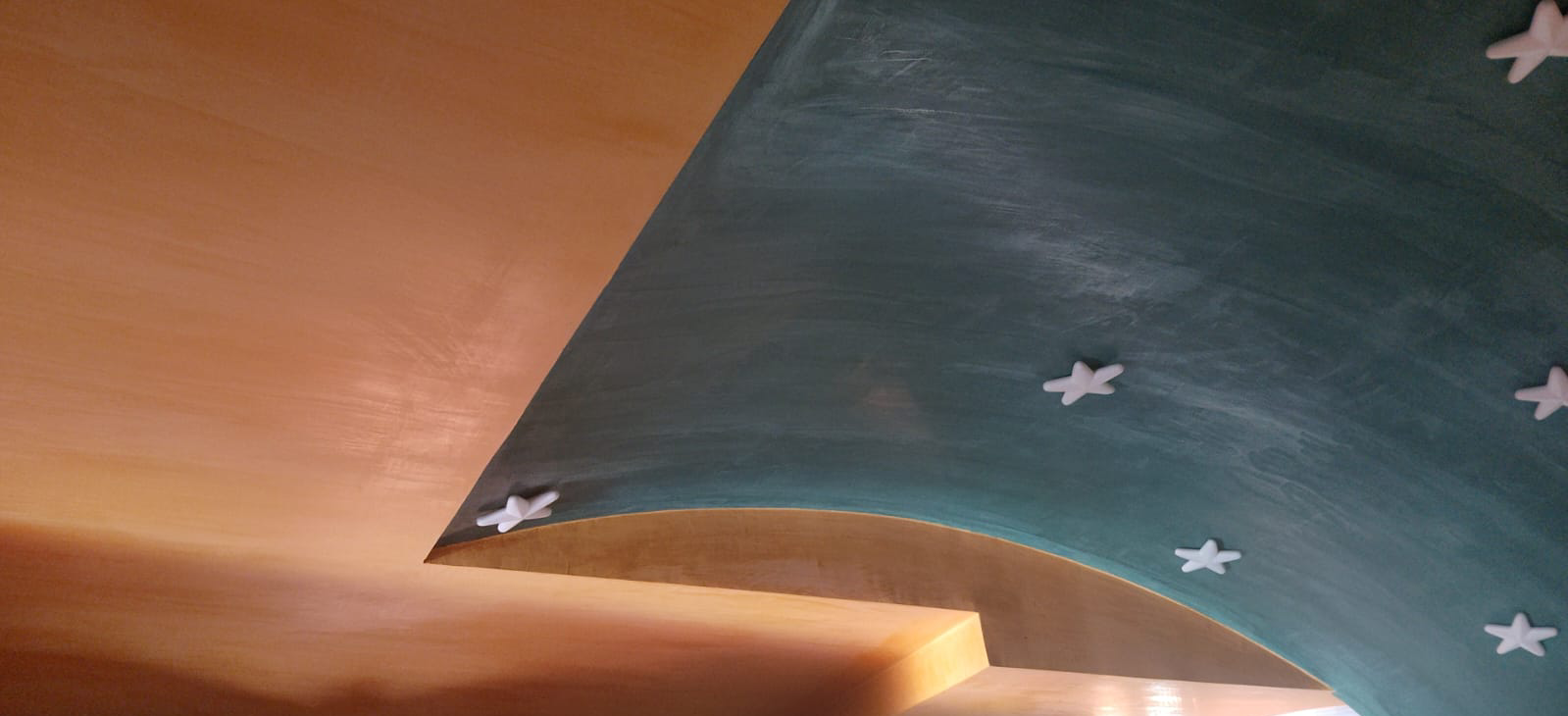Soffitto decorato con stucco veneziano